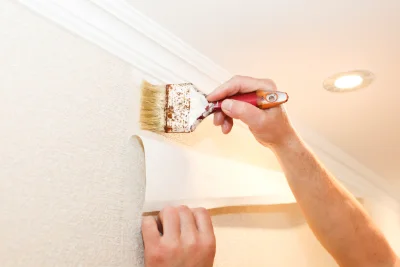Pose de papier peint à Saint-Genest-Lerpt — revêtements muraux et toiles de verre